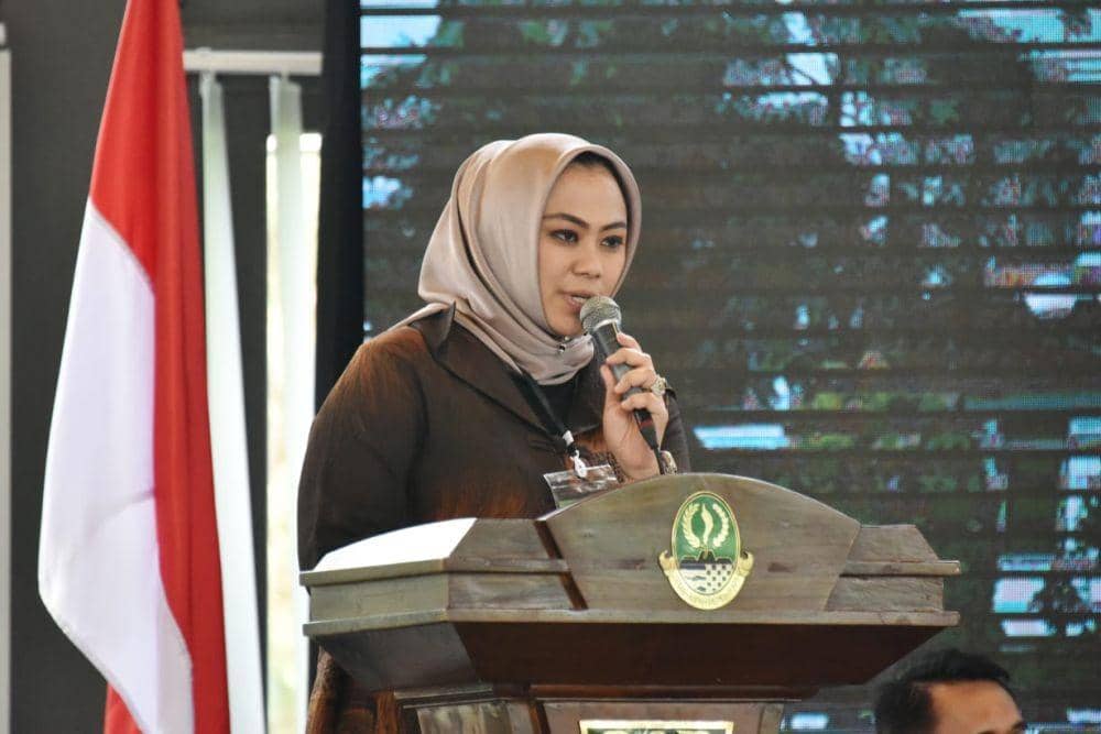 Cellica Nurrachadiana, Bupati Muda Penyuara the Power of Emak-emak