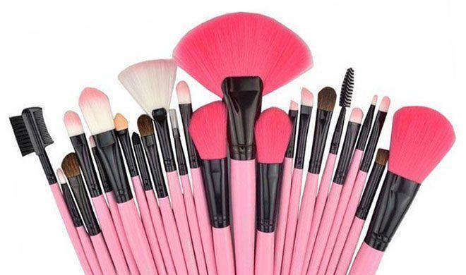 Apa yang Terjadi Jika Malas Mencuci Kuas Makeup?