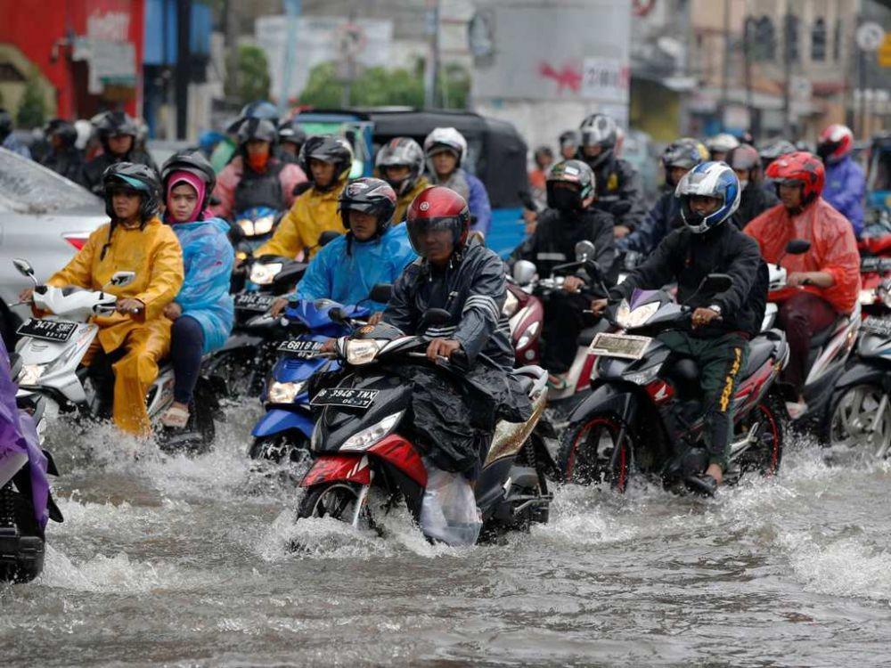 7 Tips Naik Sepeda Motor Biar Gak Mogok Saat Hujan