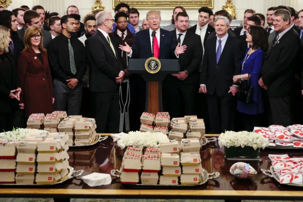 Trump Sajikan Tumpukan Burger McDonald's kepada Atlet di Gedung Putih