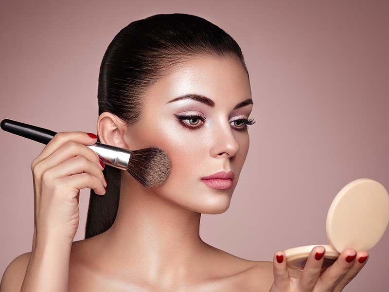 10 Rekomendasi Highlighter Kece, Bikin Wajah Glowing Seketika