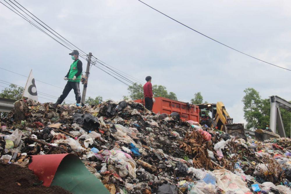Capai 10 Truk, Sampah di Jembatan Arosbaya Akhirnya Diangkut