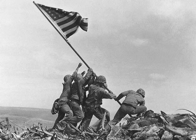 Raising The Flag On Iwo Jima (1945) (commons.wikimedia.org/Joe Rosenthal)