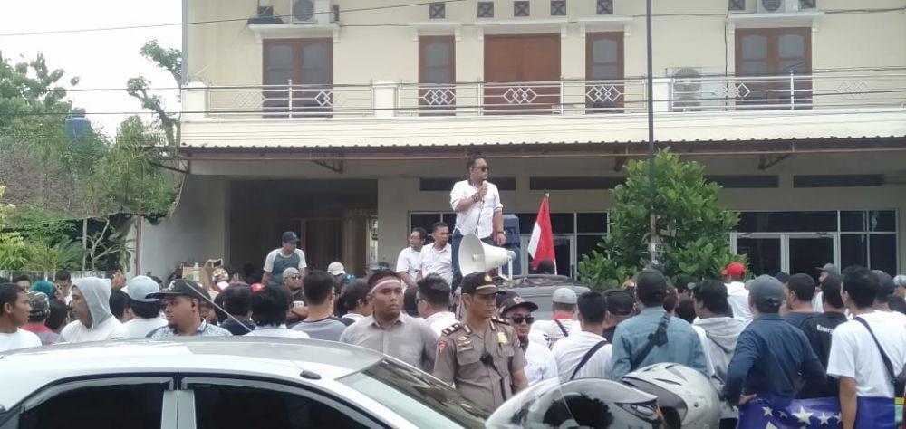 Ratusan Pengemudi Taksi Daring Gelar Aksi Damai di Kantor Go-Jek Jogja