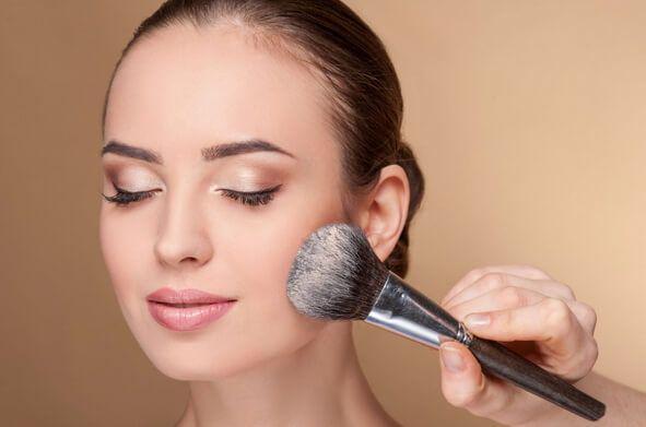 Ini 5 Beda Setting Powder Vs Finishing Powder yang Perlu Kamu Kenali!