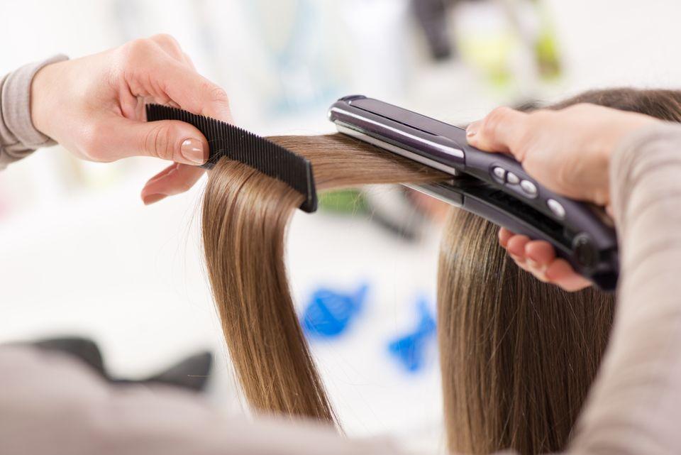 7 Cara Meluruskan Rambut Keriting Secara Alami Tanpa ke Salon