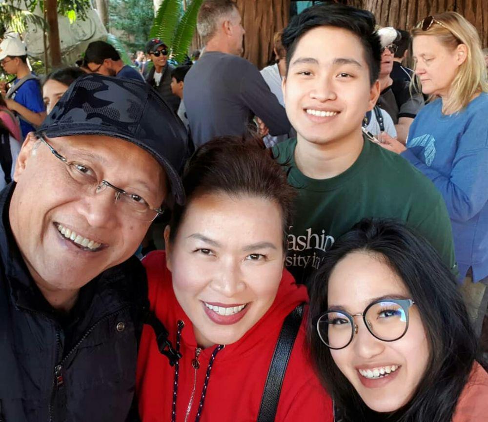 Sudah Jarang Disorot, Ini 9 Potret Harmonis Keluarga Kecil Mario Teguh
