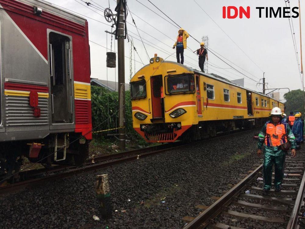 3 Gerbong Kereta Anjlok Dibawa ke Depo KRL Bogor