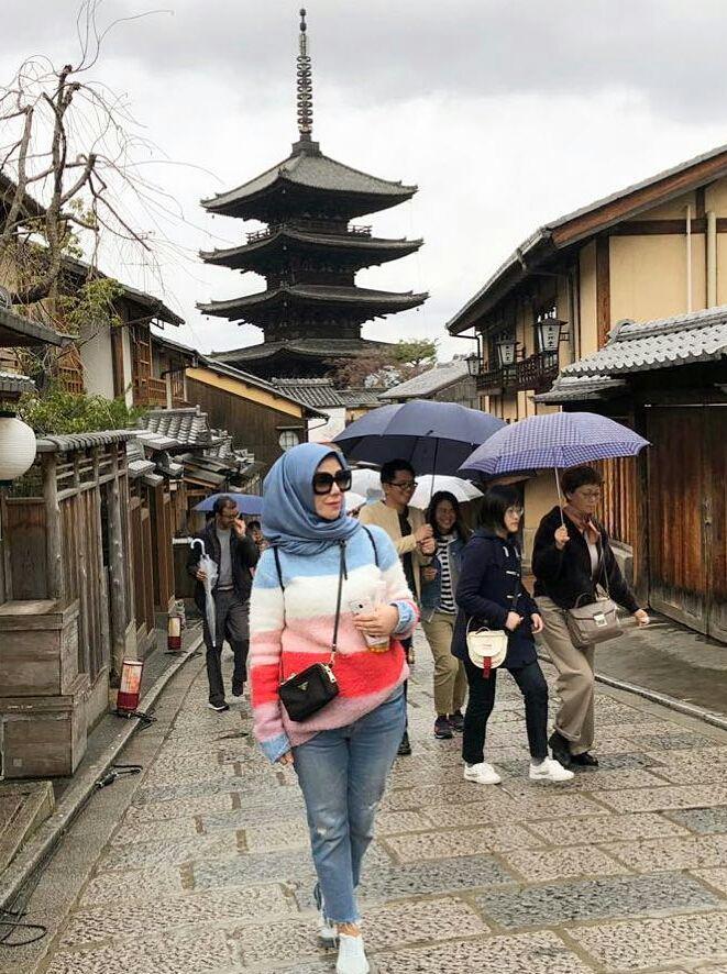7 Potret Kece Mama Amy Qanita Berlibur di Jepang, Serasa Muda!