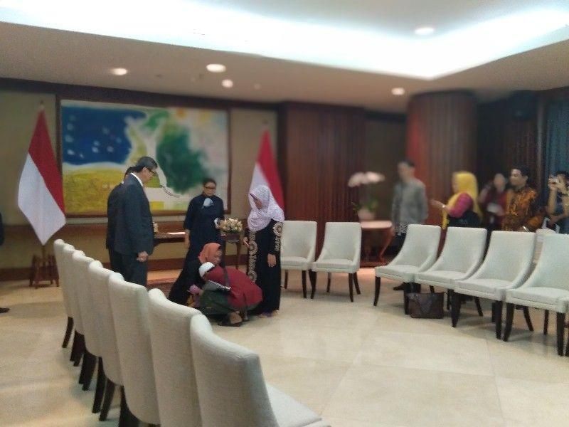 Penuh Haru, Siti Aisyah Bersimpuh di Kaki Kedua Orangtuanya