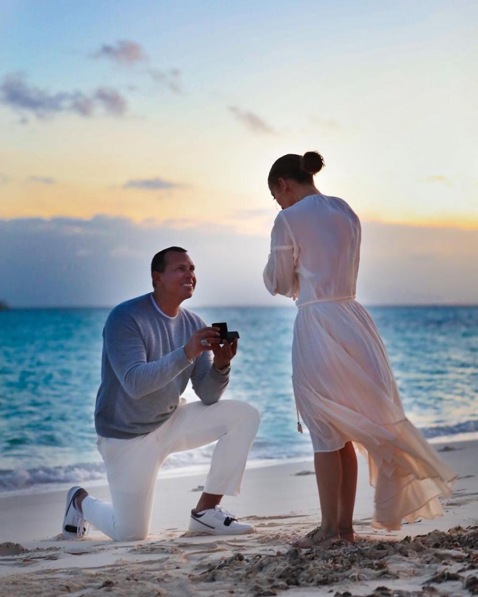 Resmi Bertunangan, Ini 9 Potret Romantis J.Lo dengan A-Rod