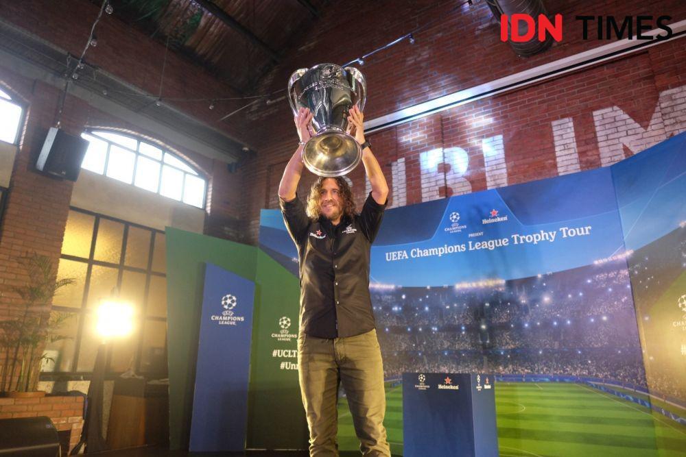 [FOTO] Melihat Carles Puyol dan Trofi Liga Champions Eropa dari Dekat