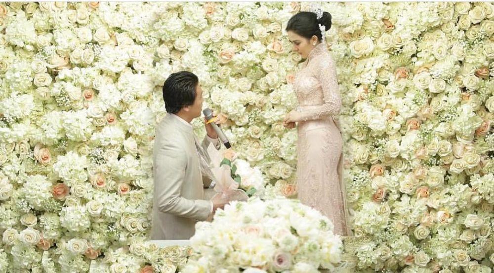 8 Ide Dekorasi Photobooth untuk Tunangan, Desainnya Bikin Jatuh Hati!