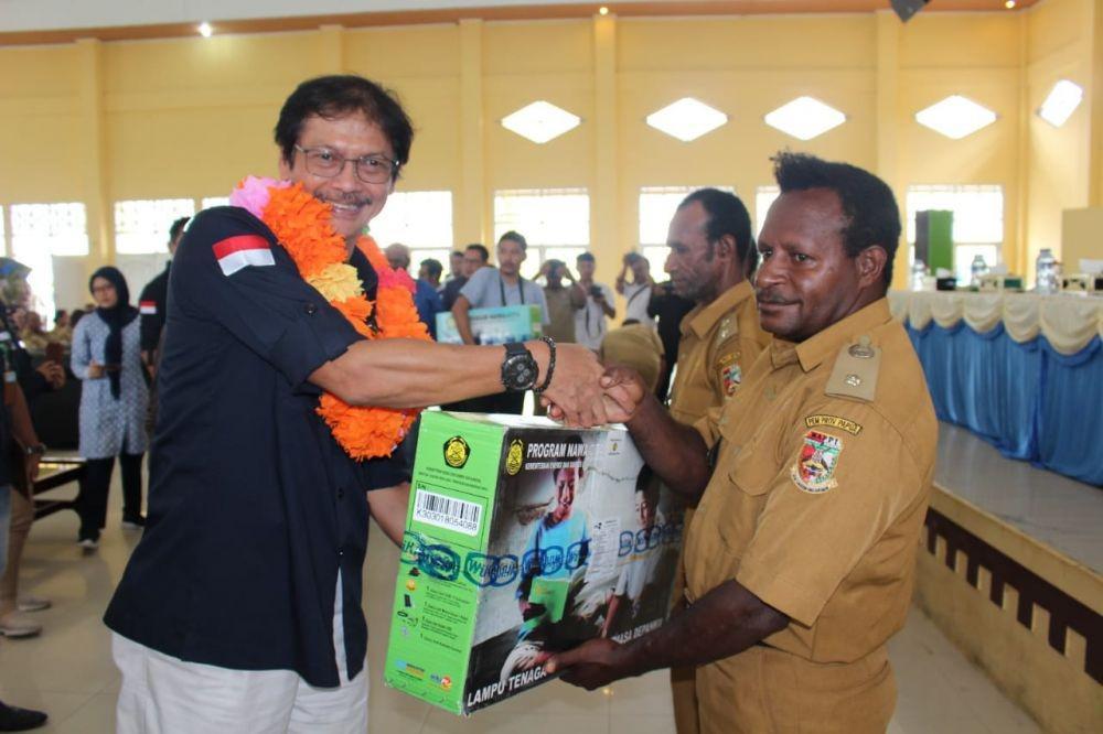 Kementerian ESDM Bagi-bagi Lampu Tenaga Surya di 3 Kabupaten di Papua