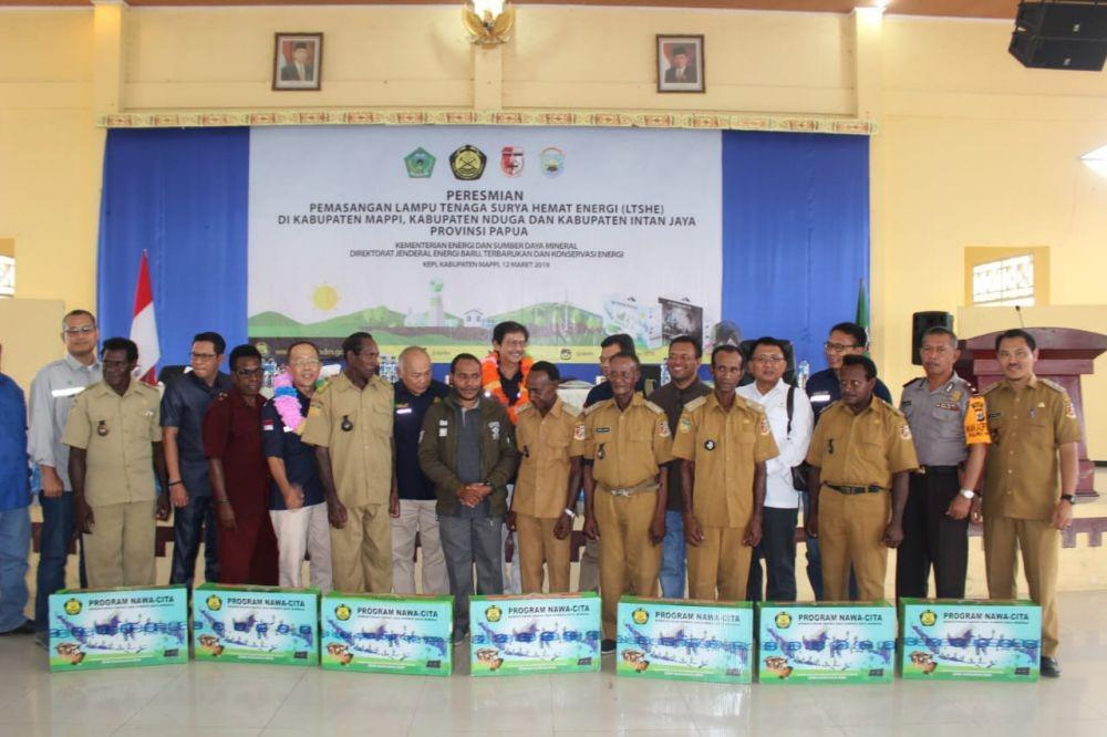 Belum Teraliri Listrik, 3 Kabupaten di Papua Dipasok Lampu Surya