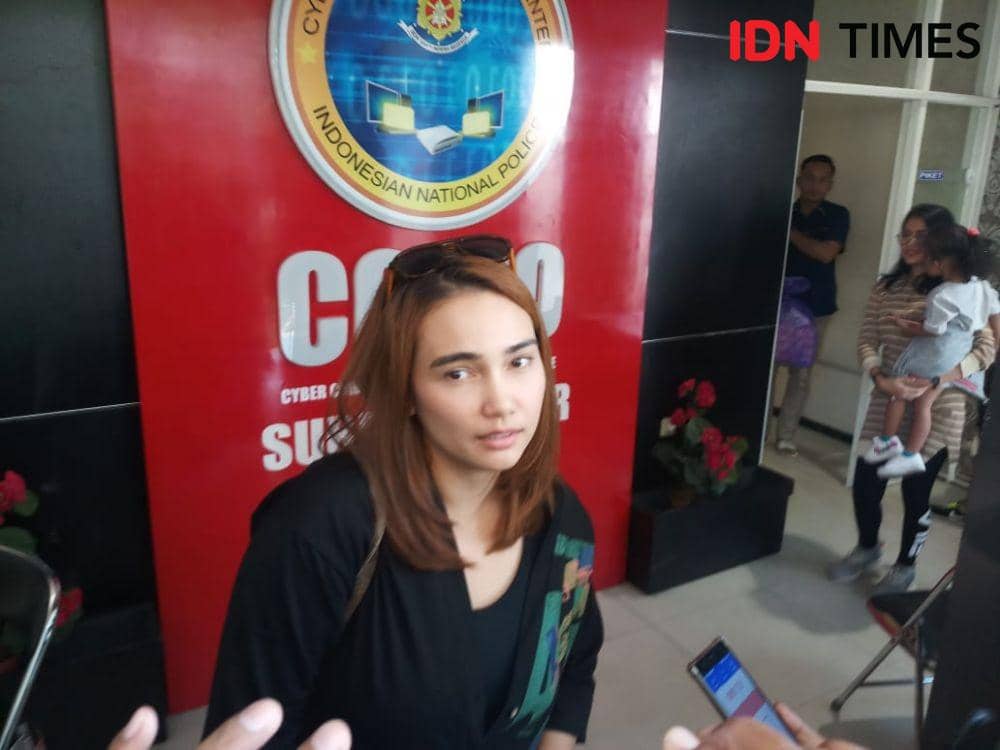 Feby Febiola dan Ovi Sovianti Jenguk Tersangka Artis VA di Polda Jatim