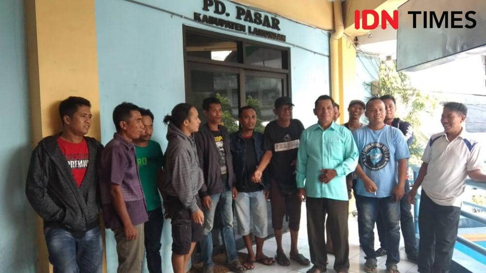 Puluhan Pedagang di Lamongan Demo PD Pasar, Begini Tuntutannya