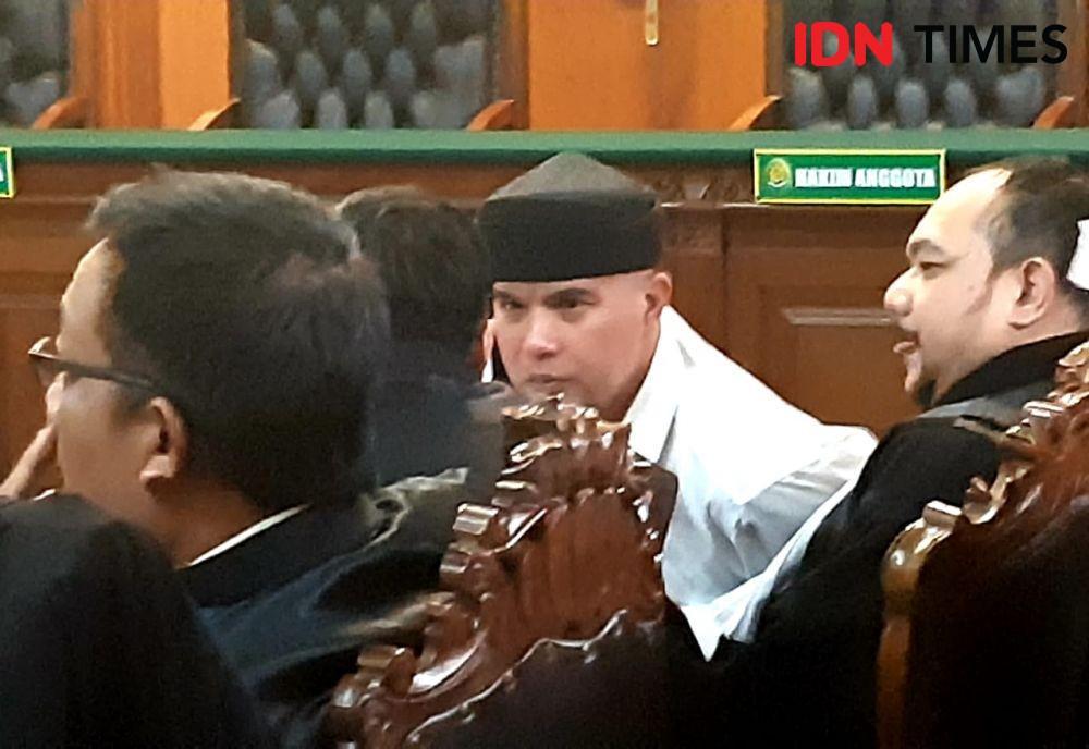 Sakit Asam Urat, Pengacara Sebut Dhani Jalan Gunakan Tongkat