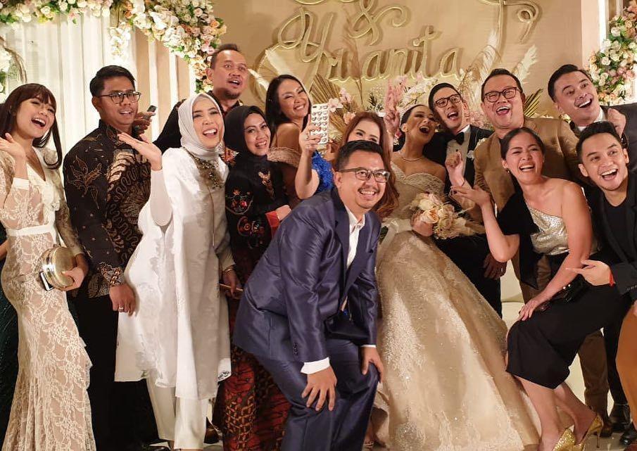 8 OOTD Kondangan Artis di Pernikahan Yuanita Christiani, Serba Glamor!