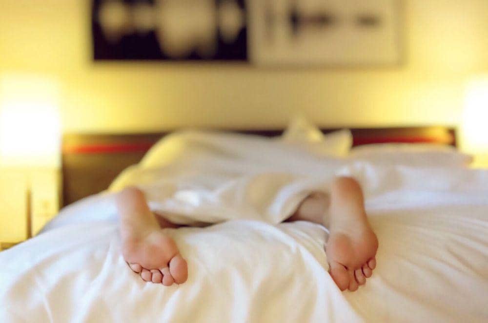 6 Manfaat yang Kamu Dapatkan Saat Tidur Telanjang, Sudah Tahu?
