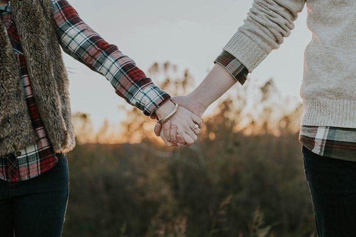 5 Tips yang Bisa Diterapkan untuk Menghadapi Kekasih yang Minder