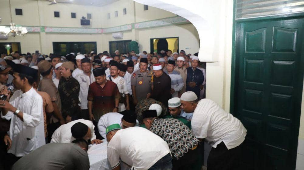[BREAKING] Ustaz Abdul Somad Tiba, Jenazah Ibunda Langsung Disalatkan