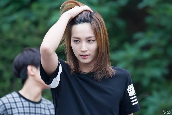 10 Idol Pria Ini Buktikan Tetap Menawan dengan Style Rambut Gondrong