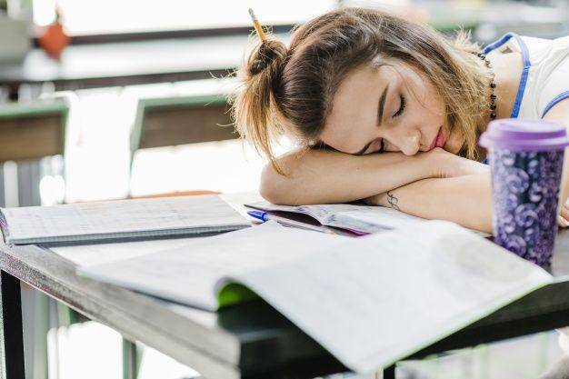 ilustrasi tanda workaholic yang terlalu keras pada diri sendiri (freepik.com/freepik)