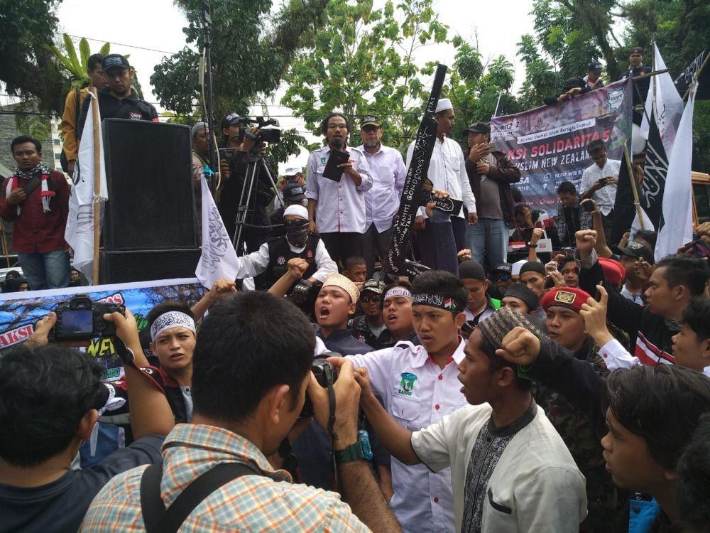 Ratusan Muslim Berunjuk Rasa di Depan Gedung Australia Center Medan