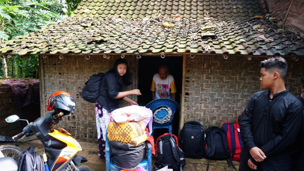 Saat Siswa-siwa dari Kota Jadi Pencari Rumput di Pelosok Banyuwangi