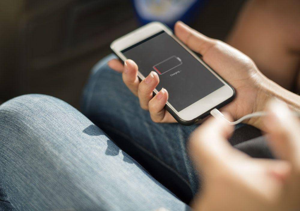 ilustrasi memainkan HP saat sedang di-charge (unsplash.com/Rawpixel)