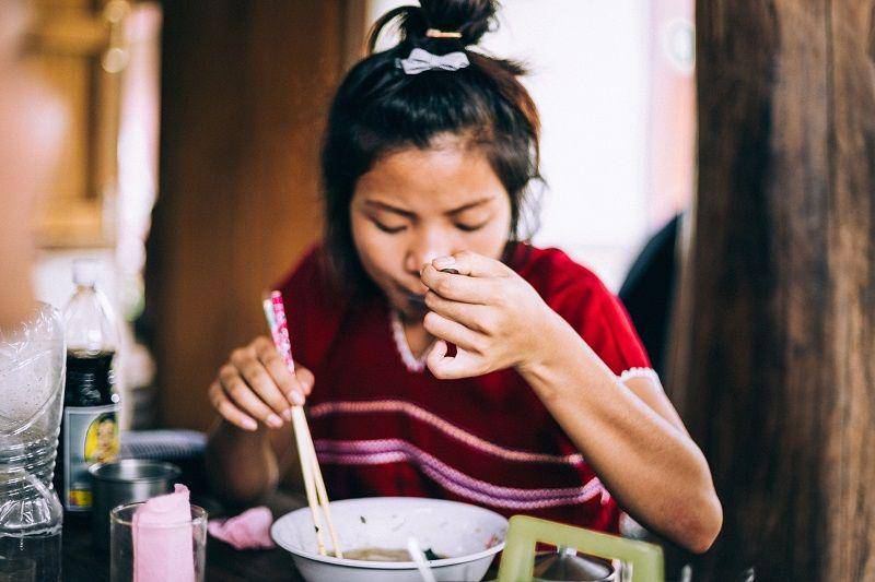 Ilustrasi menelan makanan dan minuman (unsplash.com/@peterhershey)