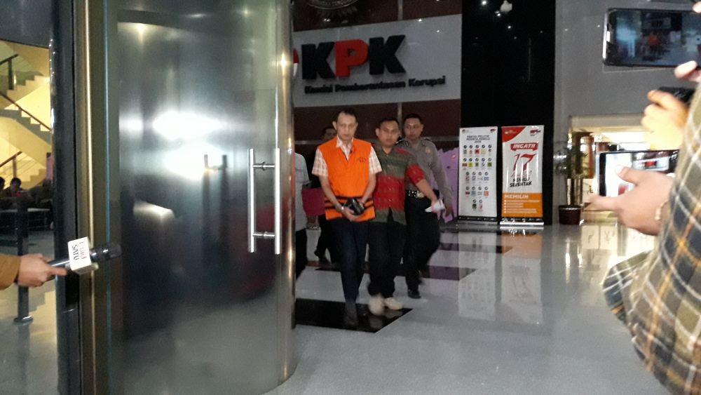 [BREAKING] Wisnu Kuncoro Keluar Gedung KPK dengan Rompi Oranye