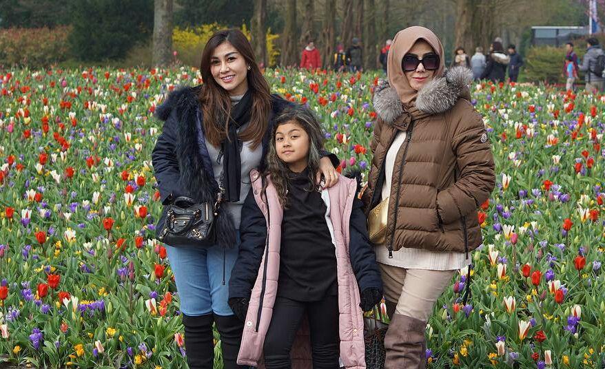 10 Potret Liburan Amy Qanita Bersama Putri & Cucunya ke Eropa