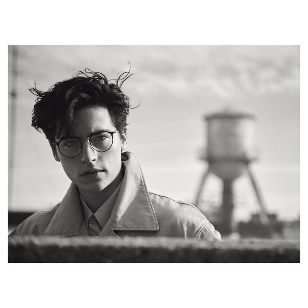 6 Fakta Cole Sprouse, Aktor Film Five Feet Apart yang Bikin Baper