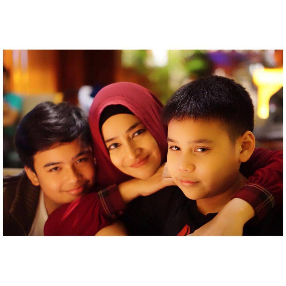 Mudanya Awet, Ini 10 Potret Cindy Fatikasari Bareng 2 Kembar ABG-nya