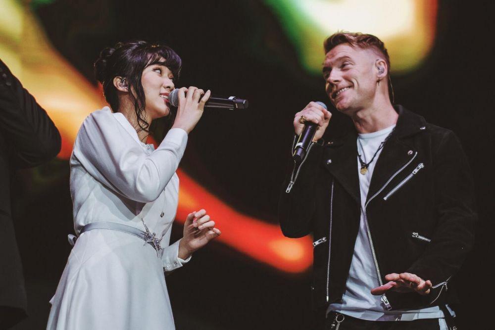 10 Momen Gemas Isyana Nyanyi Bareng Boyzone, Bikin Fans Baper Lho