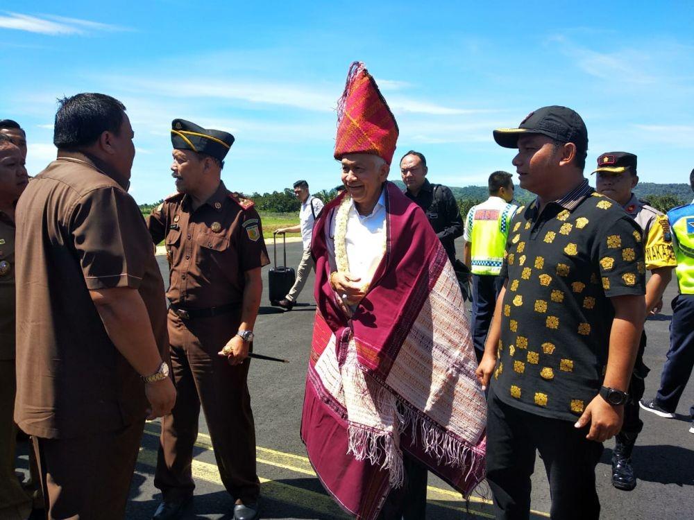 Datang ke Tapteng, Kajati Sumut Diulosi oleh Bupati dan Wali Kota