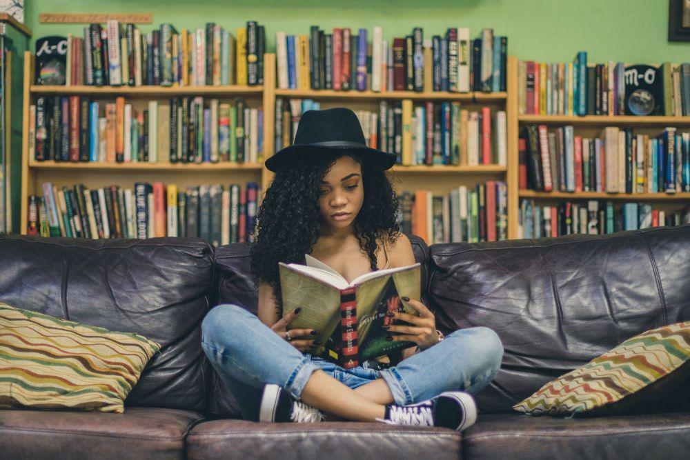 5 Cara yang Bisa Kamu Tiru, Demi Taklukan Hati Si Kutu Buku