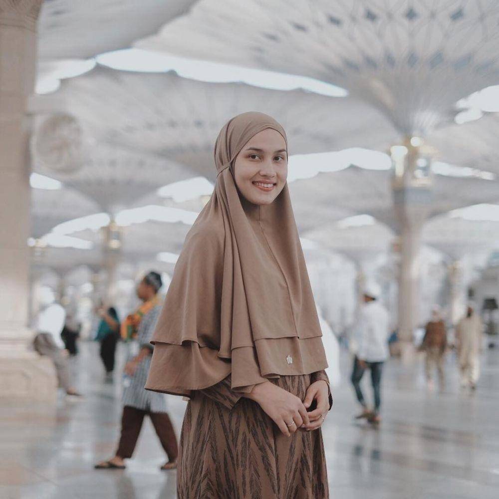 ilustrasi perempuan umrah (instagram.com/dwihandaanda)