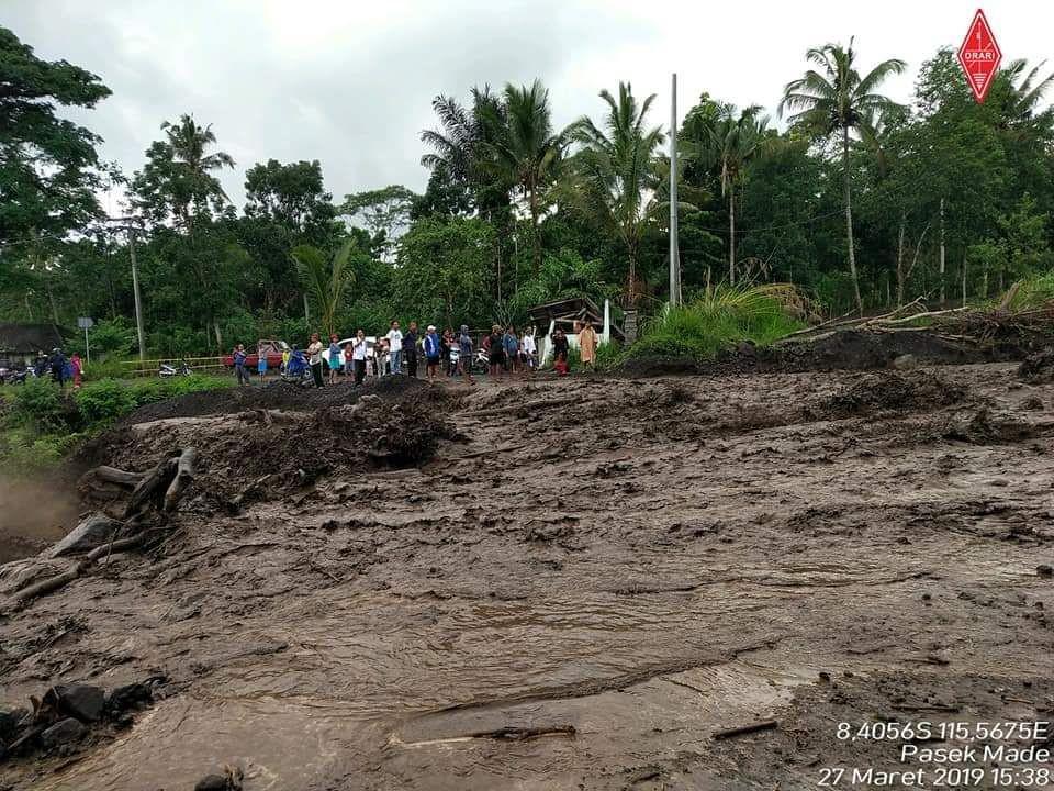 Bedandem Banjir Bandang Akibat Hujan Deras di Lereng Gunung Agung