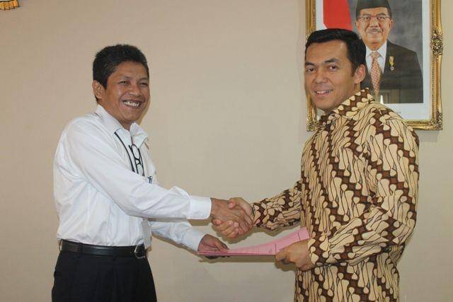 (Direktur Utama PT Krakatau Steel Silmy Karim) www.pindad.com