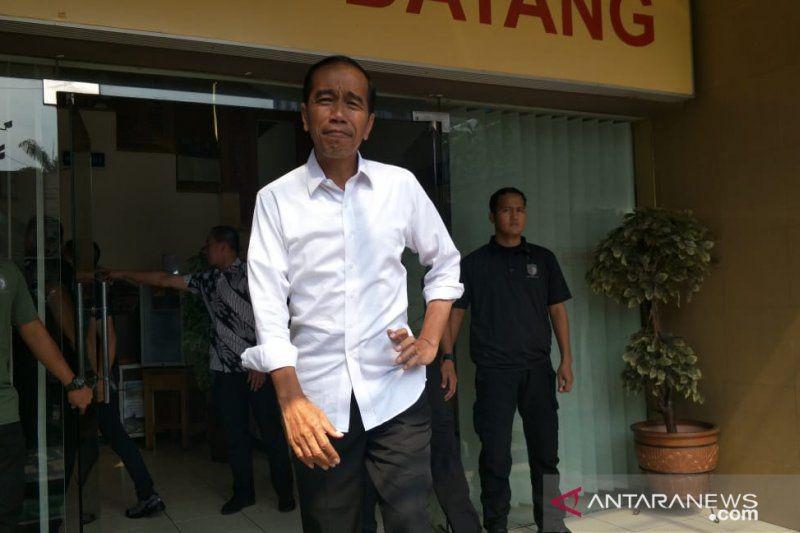 Jelang Debat, Jokowi Ajak Keluarga Makan Siang di Restoran Padang