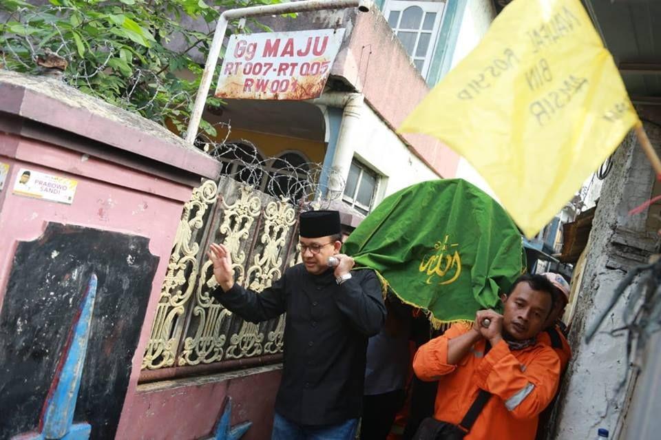 Kisah Haru Anies Baswedan saat Bawa Keranda Jenazah Penyapu Jalan