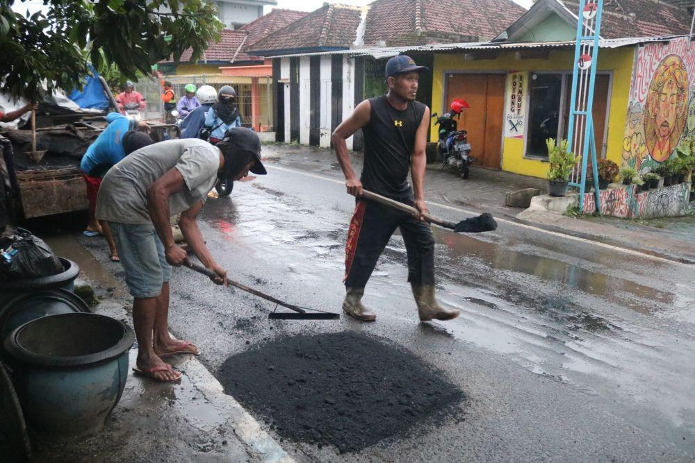 Perbaikan Jalan di Ruas Selatan Jateng Menggunakan Aspal Karet