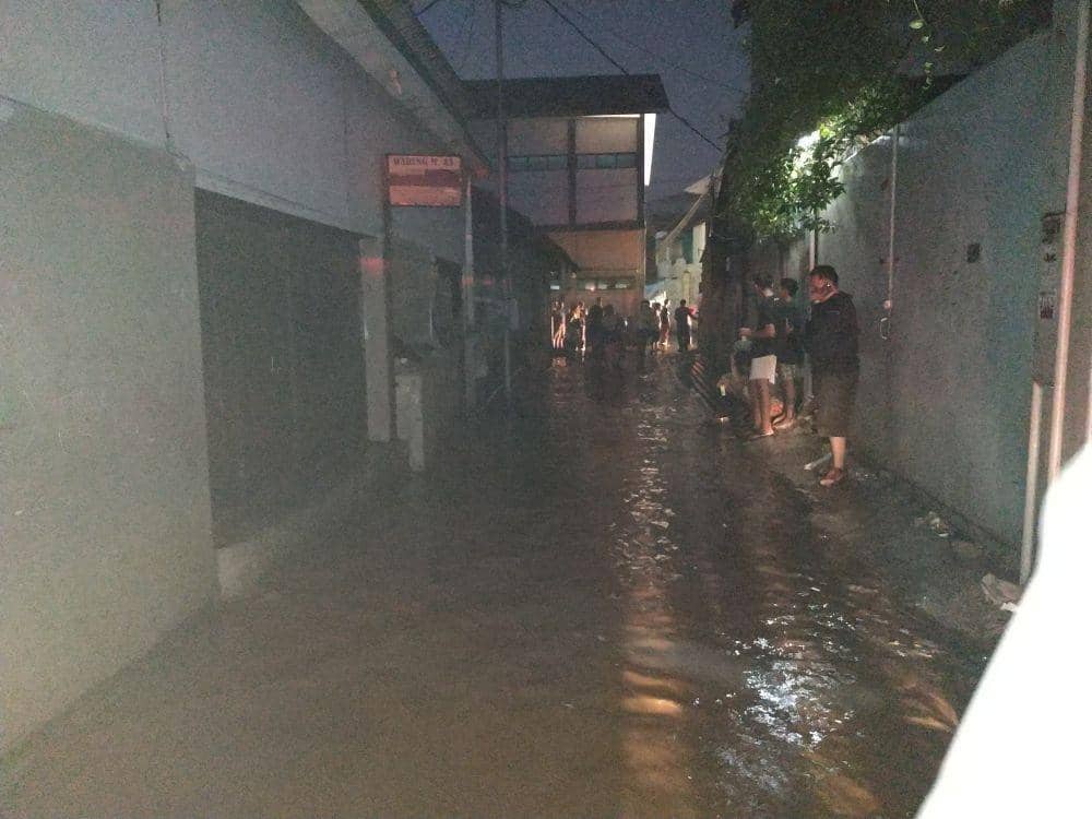Guru dan Siswa SD Aji Tunggal Terkepung Banjir Akibat Tanggul Jebol