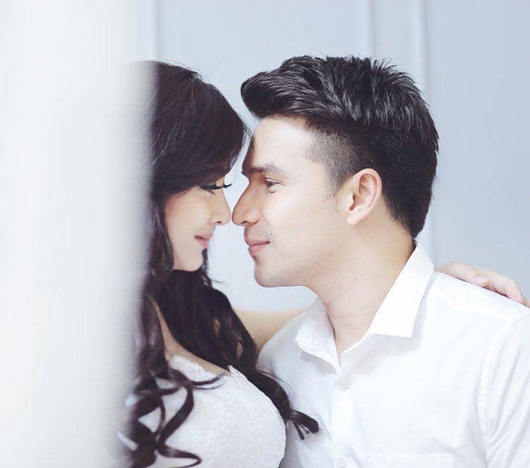 7 Tahun Menikah, 10 Potret Romantis Jonathan Frizzy dan Dhena Devanka