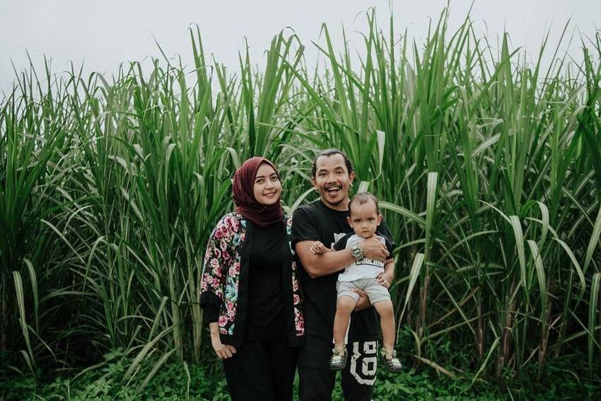 Menetap di Yogya, 10 Potret Keluarga Cella Kotak yang Jarang Diekspos