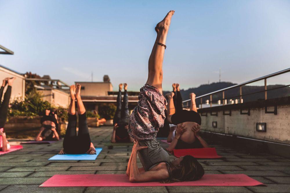 5 Manfaat Yoga untuk Pekerja Kantoran, Ternyata Bikin Makin Produktif!