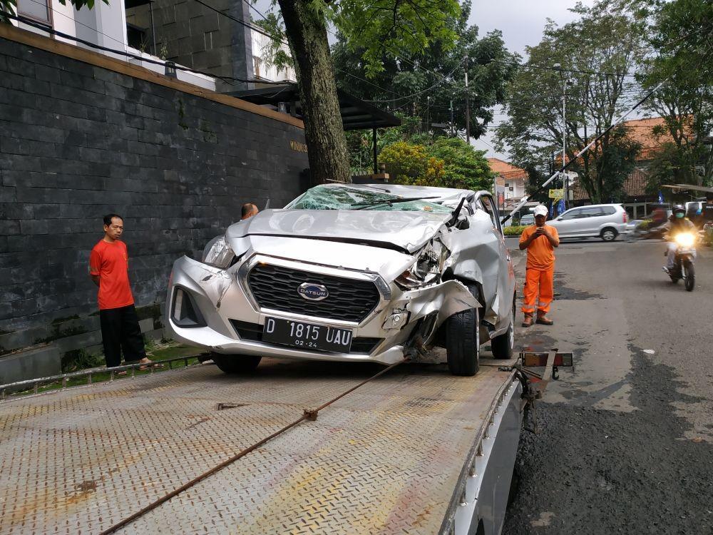 [Breaking] Pengendara Datsun Tabrak Innova hingga Terbalik di Bandung